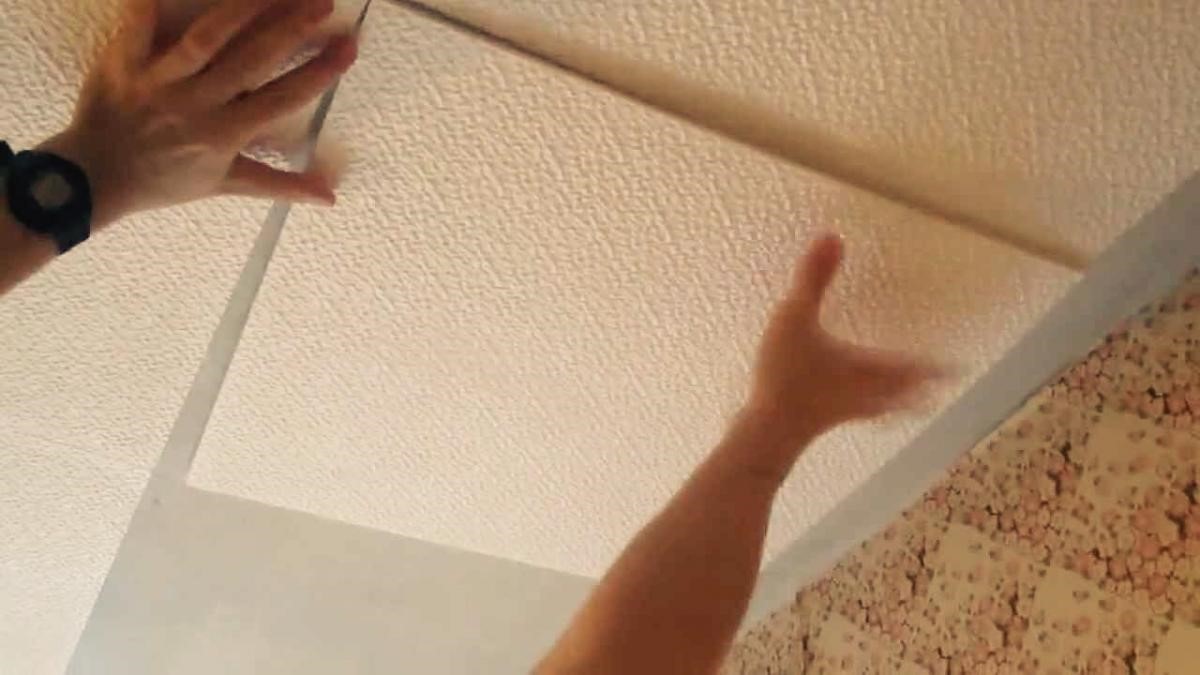 Как правильно клеить потолочную плитку