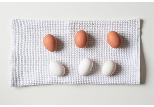 яйца на кухонном полотенце