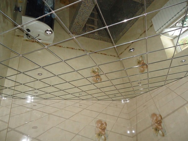 Зеркальные потолки в ванной комнате