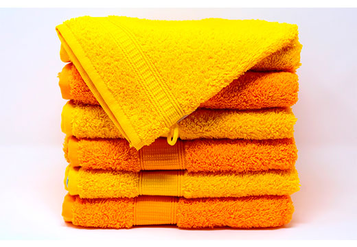 стопка оранжевых полотенец