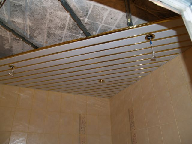 Делаем навесной потолок в ванной своими руками (10 фото)