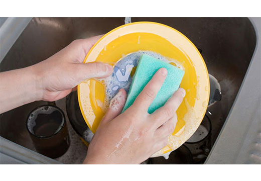 Мытье грязной тарелки руками