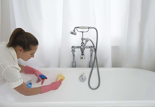 Девушка чистит ванну