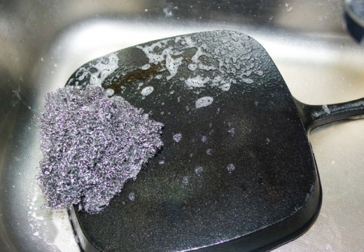 мыть сковородку металлической губкой