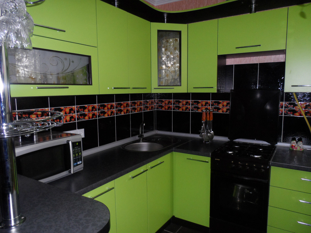 Черно зеленая кухня. Зеленая кухня. Черно салатовая кухня. Кухонный гарнитур зеленый с черным.