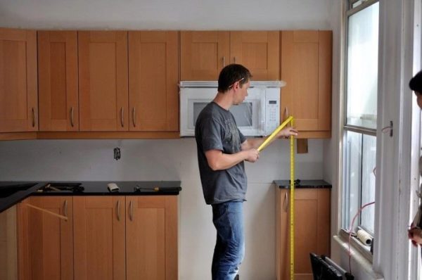  повесить кухонные шкафы на стену: варианты креплений, монтаж | alfa .