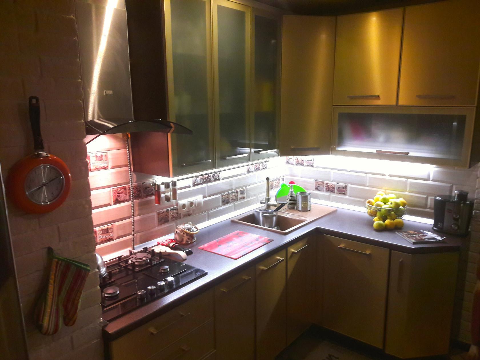 Кухни реальный ремонт. Освещение на небольшой кухне. Кухни в реальных квартирах. Кухня 5 кв метров. Освещение на маленькой кухне.