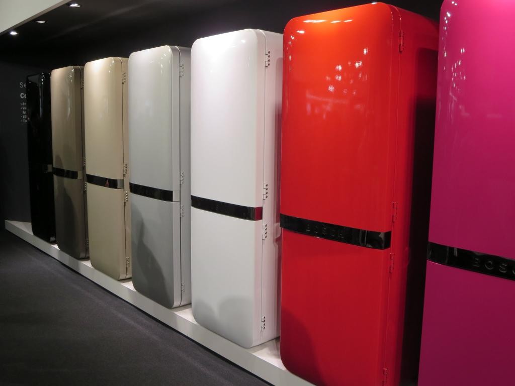 Топ холодильников цена качество 2024. Цветные холодильники. Много холодильников. Дорогой холодильник. Красивый холодильник.