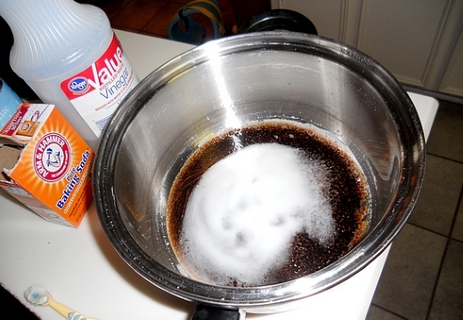 мыть кастрюлю содой