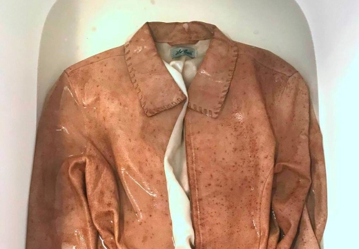 замшевая куртка в ванной