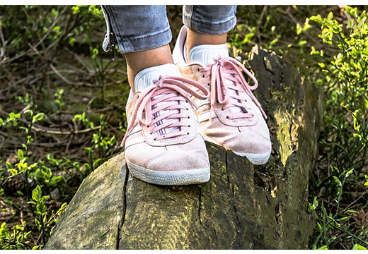 Розовые грязные кроссовки