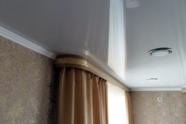 Как выбрать гардины для штор под натяжной потолок