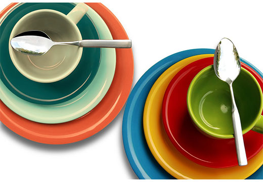 Разноцветная чистая посуда