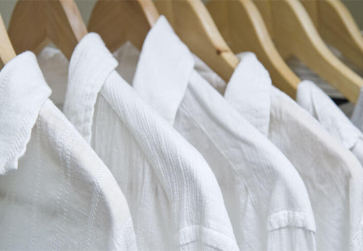белые блузки на вешалках