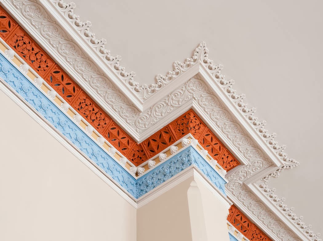 Полистироловые плинтусы – лучший выбор для декоративного оформления потолка