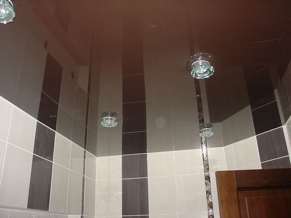 Зеркальные потолки в ванной комнате