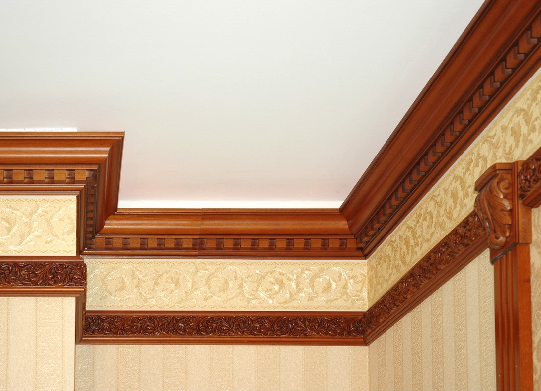 Полистироловые плинтусы – лучший выбор для декоративного оформления потолка