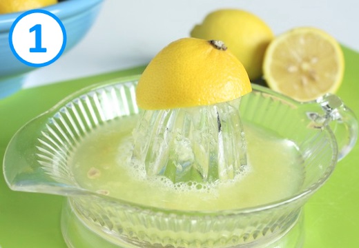 выжимать лимонный сок